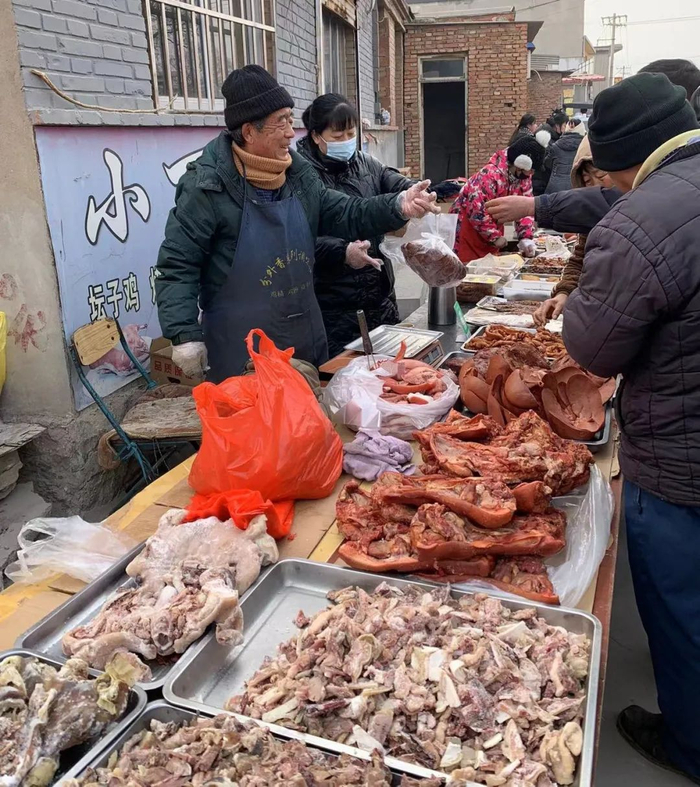 买35元一斤牛肉的人络绎不绝。摄影：闫俊文