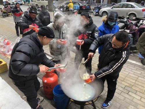 顺丰同城骑士们吃饺子喜迎春节。图|受访者供图