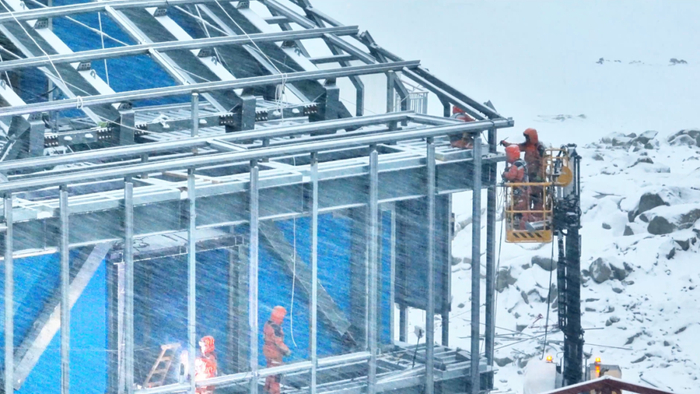 △在风雪中施工