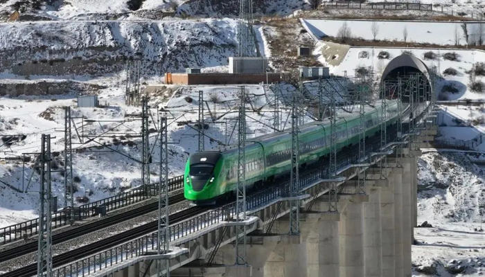 复兴号CR200J动力集中型动车组，亦即“绿巨人” 图：草原铁路