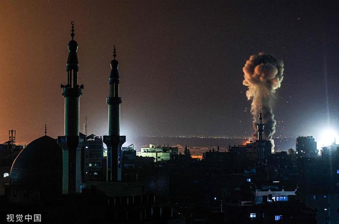 2月6日，以色列轰炸了加沙地带南部的斯提拉法，浓烟滚滚。图片来源：视觉中国