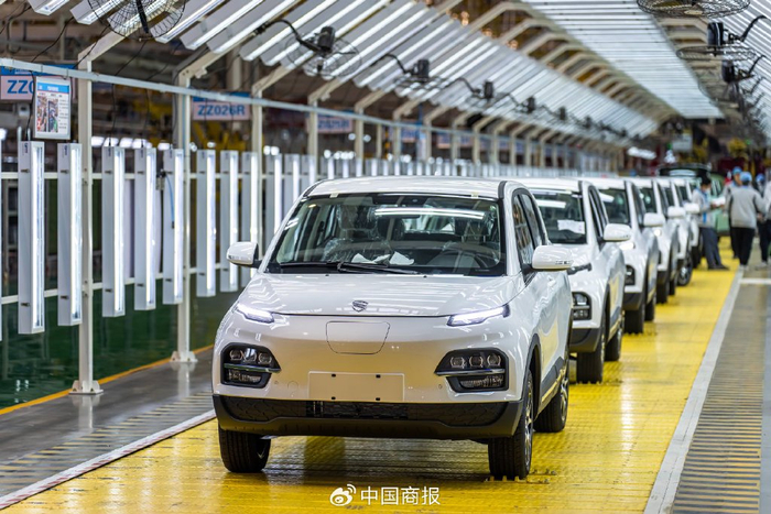 技术工人在山西省运城市大运新能源汽车总装车间精准作业。（图片由CNSPHOTO提供）