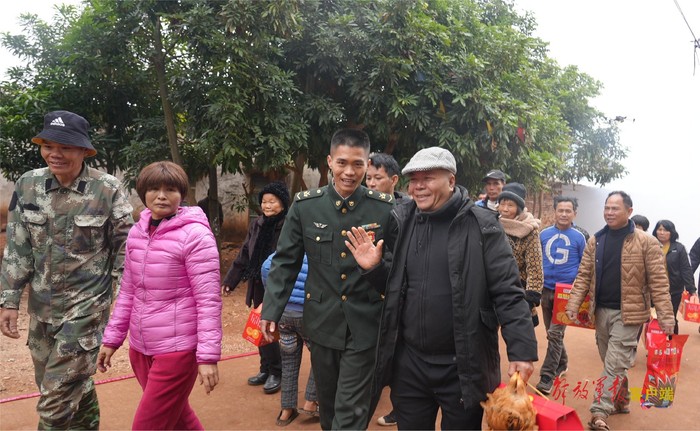 获救村民携带家属来到柯东贤家，送上春节祝福。徐梓淇摄