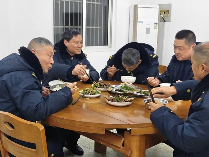 2月2日，李洪涛和同事们结束工作，在食堂吃饭。新华社记者 陈诺 摄