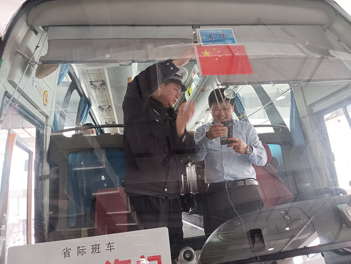 上海交警保障春运的工作照。本文图片均为 交警总队供图