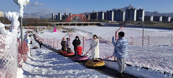 乌海湖畔的滑雪场。