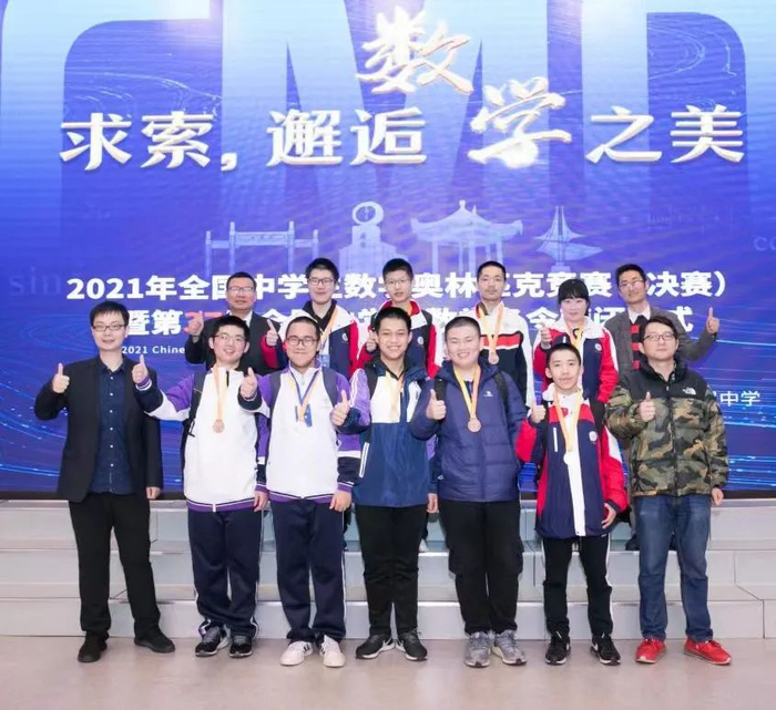 高一时的陈睿翔（前排左二）