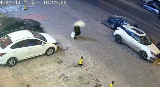 监控视频拍下陈某盗窃物品后拿走的画面。  图源：沈阳警方