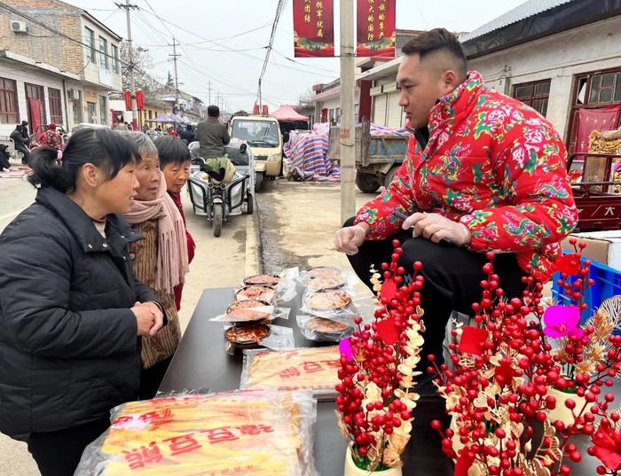 1月31日，在山西省闻喜县裴社镇的集市上，年轻人在摆摊。新华社记者柴婷 摄