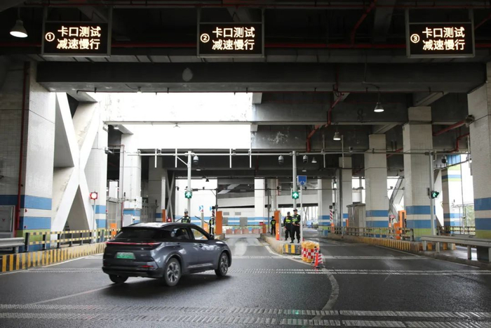 “二线”通道横琴隧道查验关卡处。曾遥/摄