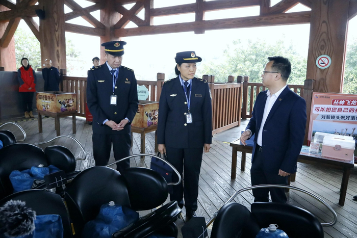 执法人员对景区内大型游乐设施进行检查。何正君/摄