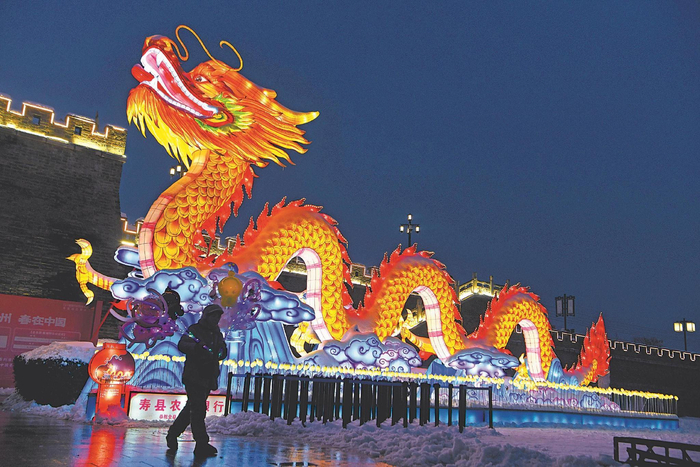 2月5日，国家历史文化名城淮南市寿县通淝门前，龙凤呈祥大型彩灯为古城年味增色。特约摄影 陈 彬 摄