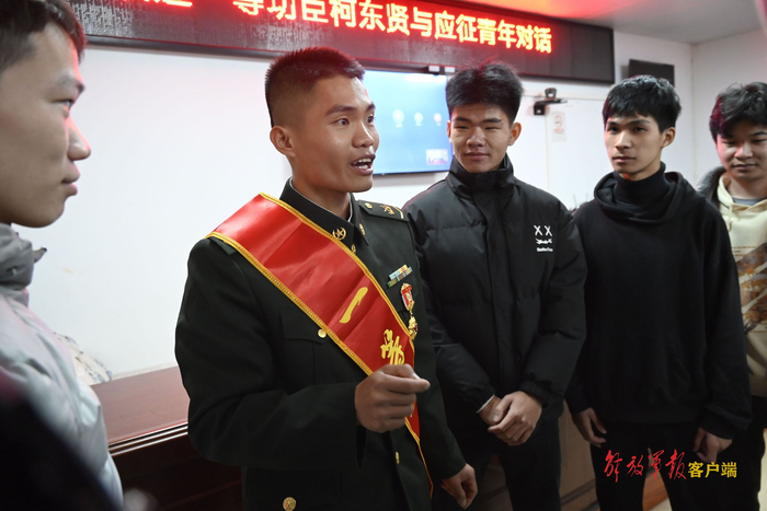 柯东贤向应征青年分享参军心得。中国军网记者 杨殿基摄