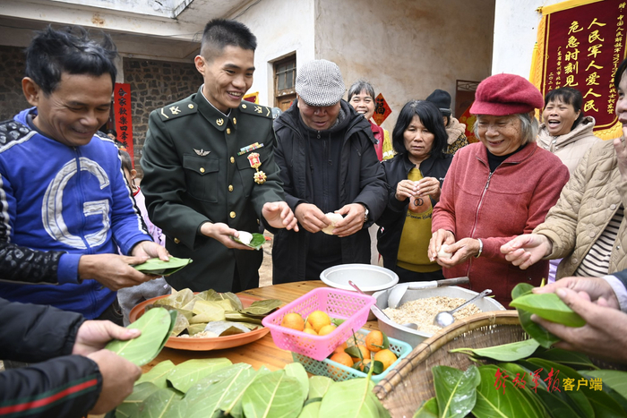 柯东贤、获救村民与亲友们一起包“叶搭饼”。杨上一摄