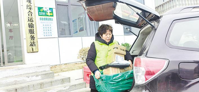 李兴玲在综合服务站整理、搬运快递。（湖北日报全媒记者 赵峰 摄）