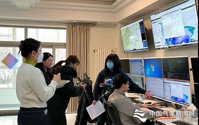 2月4日，记者来到北京市丰台区气象局，了解春运气象服务情况。丰台区气象局供图