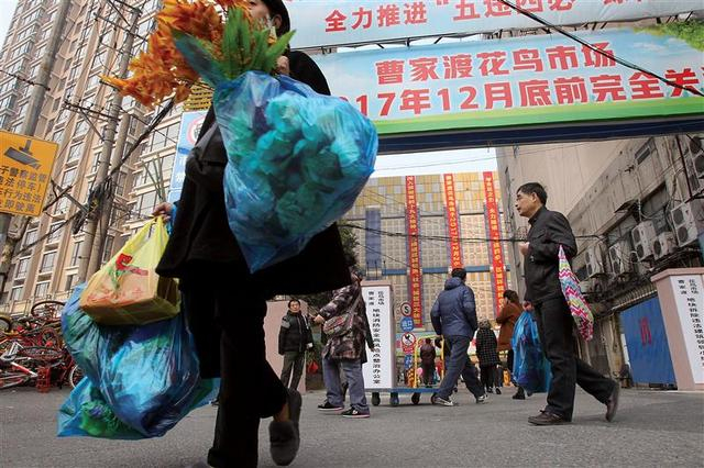曹家渡花鸟市场关闭前最后一天，市民抢购花卉。 蒋迪雯摄