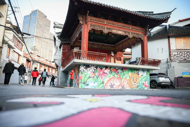 2023年11月，方浜中路举行“外滩花街”活动，邀请多位艺术家以绚丽旖旎的花绘艺术作品装点老街。 海沙尔摄