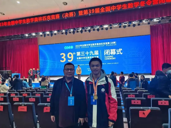 李奕铭（右）与教练沈春林老师合影