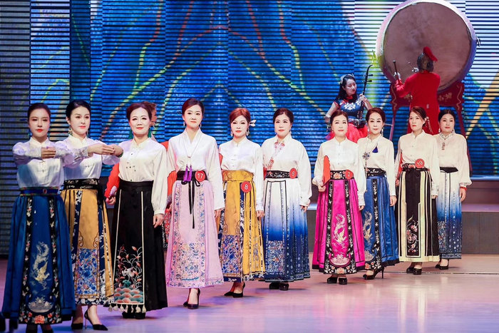 多款靺鞨绣马面裙