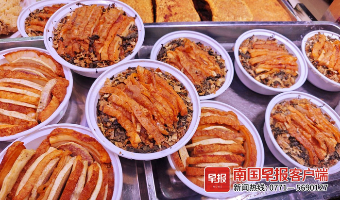 ▲扣肉与芋头片搭配。记者 何定坚 摄