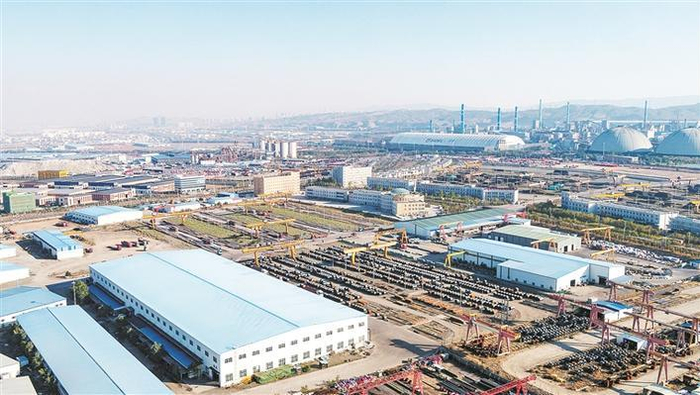     鸟瞰十二师头屯河农场钢基产业园（资料图片）。 向浪  摄