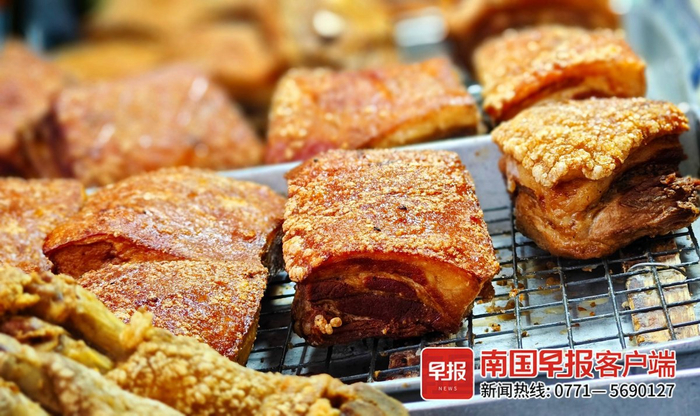 ▲炸得金黄的扣肉香味扑鼻。记者 何定坚 摄