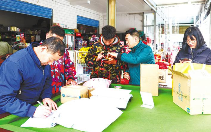 村民正在寄取快递。 （湖北日报全媒记者 蔡俊 摄）