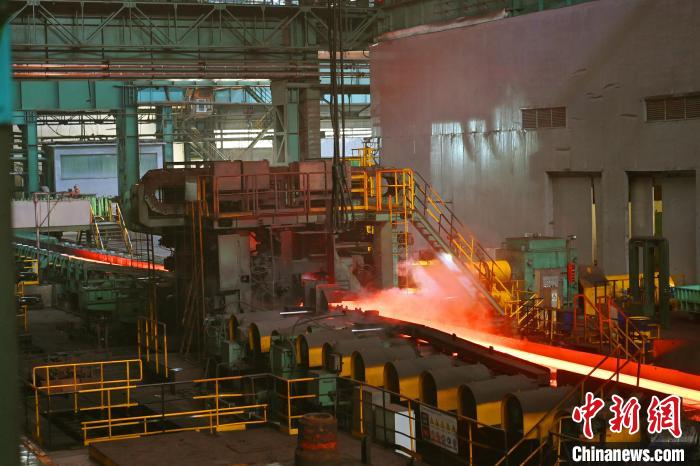 攀钢集团攀枝花钢钒有限公司轨梁厂生产现场. 安源 摄