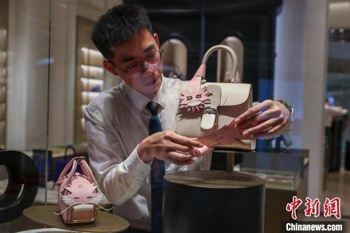 2月7日，cdf海口国际免税城工作人员整理龙年主题箱包。 中新社记者 　骆云飞 　摄