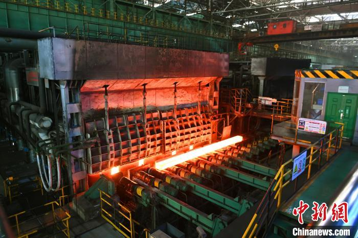 攀钢集团攀枝花钢钒有限公司轨梁厂生产现场. 安源 摄