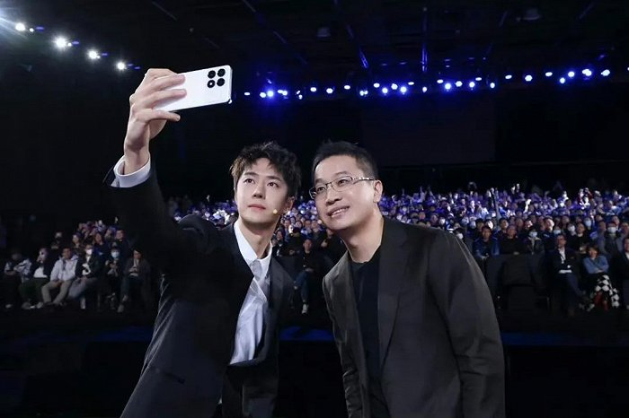 代言人王一博与卢伟冰在Redmi发布会合影 图/卢伟冰个人微博