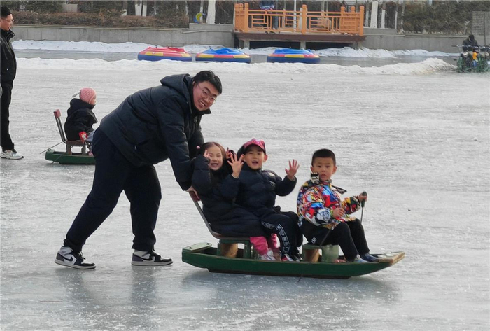 在公园里滑冰车。