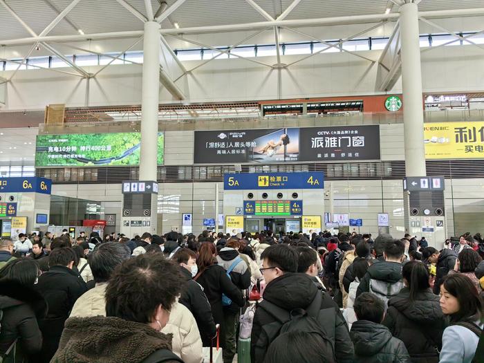 2月8日,上海虹桥站候车大厅 范宇斌 摄
