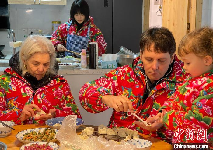 图为马大哈一家正在包饺子。中新网记者 刘相琳 摄