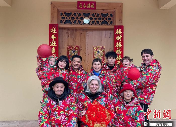 图为马大哈一家在春节即将到来之际拍下全家福。中新网记者 刘相琳 摄