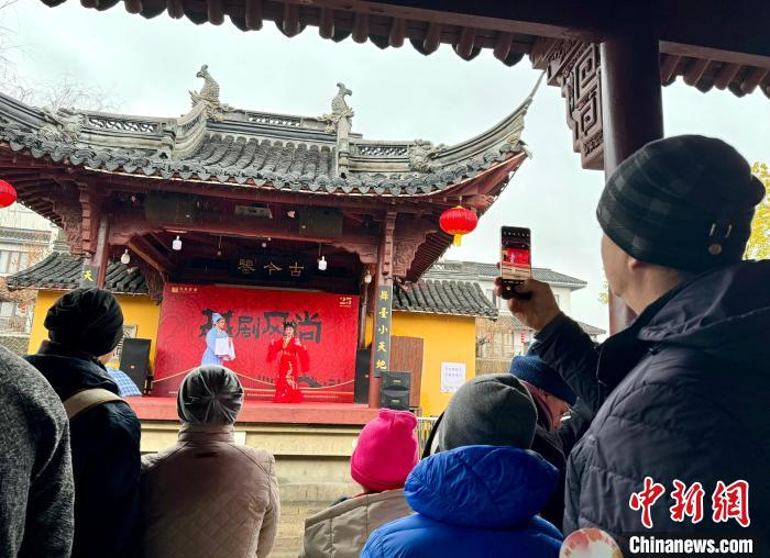 国际友人拍摄记录越剧艺术。项菁 摄