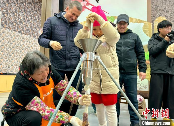 海外小朋友体验灌肠。项菁 摄