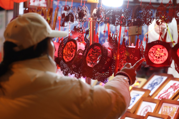 市民游客逛大庙会。