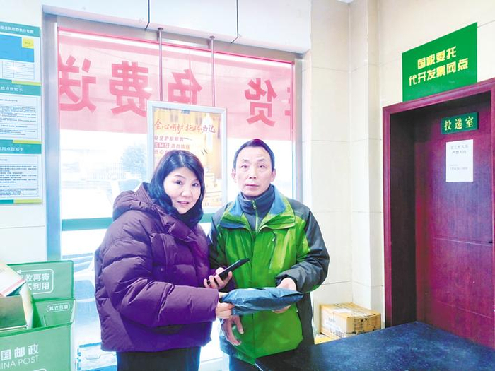 村民在邮政网点取快递。（通讯员 张航 摄）