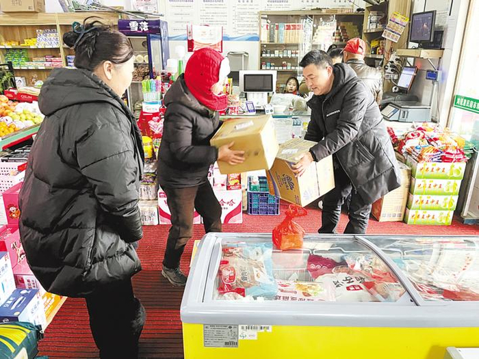 快递运输车一到，村民就来收取快递。（湖北日报全媒记者 刘澍森 摄）