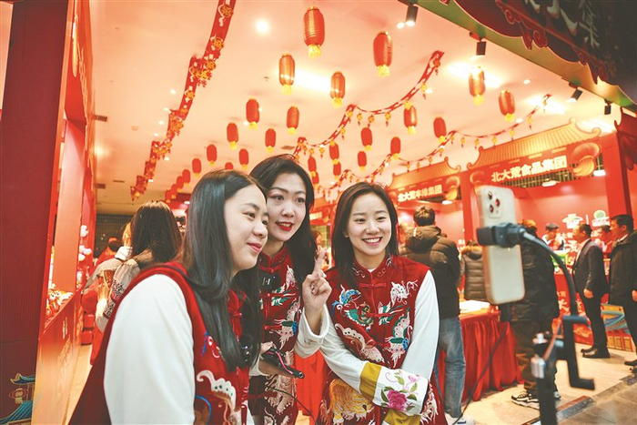     营销人员热情地介绍产品。