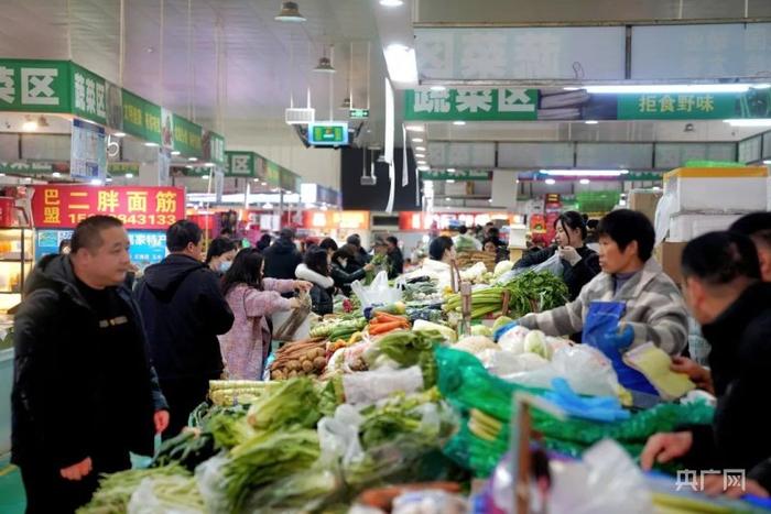 康巴什区益民菜市场内，前来采买蔬果的消费者络绎不绝（央广网发 冯静 摄）