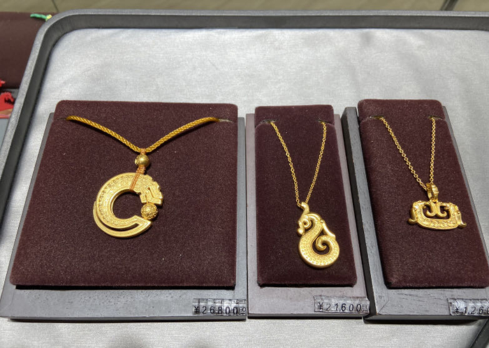 北京某金店生肖龙金饰&nbsp;本报记者刘伟杰 摄