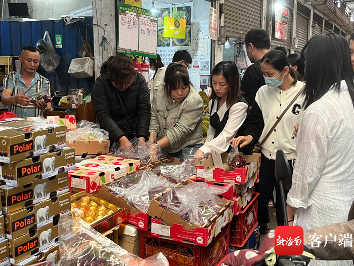 车厘子摊位人气旺。陈婧 摄