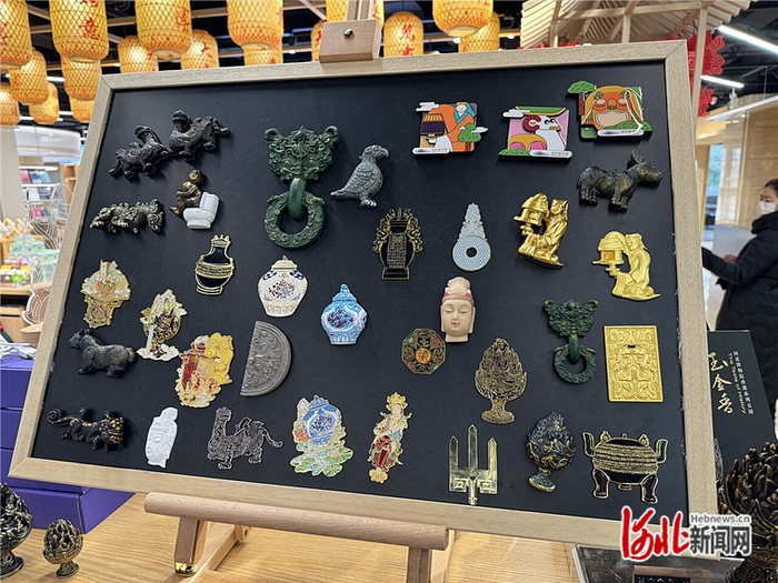 2月3日，河北博物院河博文化创意空间，柜台上展示的部分文创冰箱贴。 河北日报记者 常方圆摄
