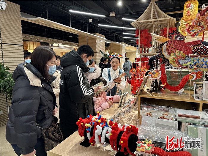 2月3日，河北博物院河博文化创意空间，消费者在选购文创产品。 河北日报记者 常方圆摄