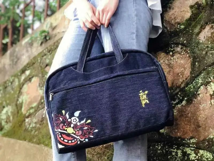 奖品之一：西樵山文创产品商务牛仔包