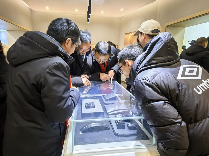 2月5日，消费者在培育钻石工厂内参观。