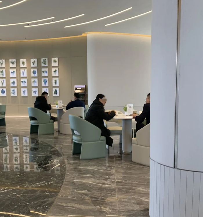 ▲拟换房业主现场咨询 图片来源：每经记者 包晶晶 摄